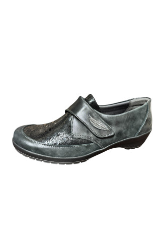 CHAUSSURES CUIR A VELCRO/ 7142