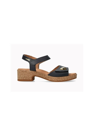 NU PIEDS CHIC A TALON...